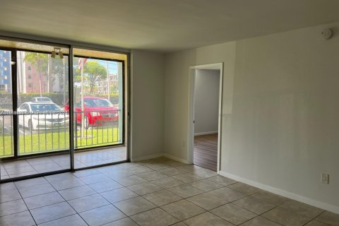 Condo in Miami, Florida, 2 bedrooms  № 1887954 - photo 4