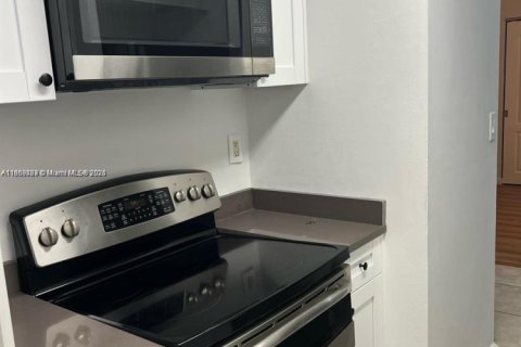 Condo in Miami, Florida, 2 bedrooms  № 1887954 - photo 2