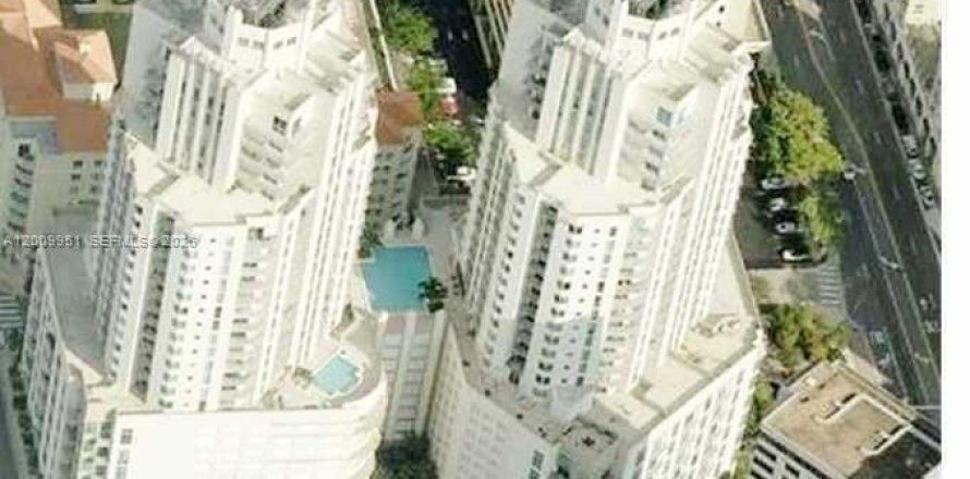 Condominio en Miami, Florida, 2 dormitorios  № 2090041
