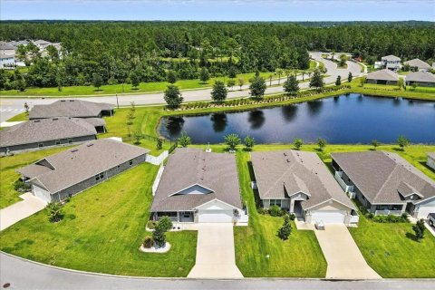 House in Palm Coast, Florida 3 bedrooms, 179.49 sq.m. № 1915464 - photo 1
