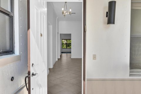 House in Pembroke Pines, Florida 4 bedrooms, 215.53 sq.m. № 2084044 - photo 4