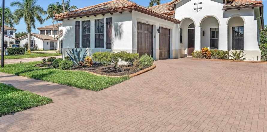 House in Pembroke Pines, Florida 4 bedrooms, 215.53 sq.m. № 2084044