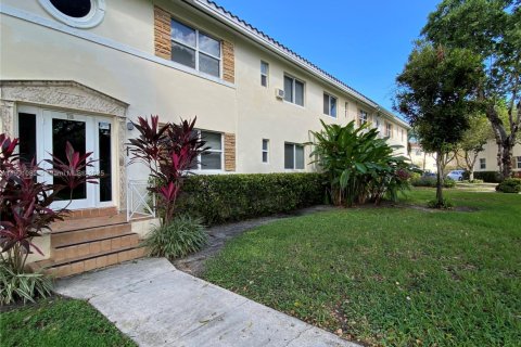 Condominio en venta en Miami Shores, Florida, 2 dormitorios, 79.99 m2 № 1952246 - foto 3