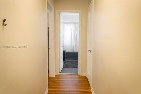 Condominio en venta en Miami Shores, Florida, 2 dormitorios, 79.99 m2 № 1952246 - foto 16