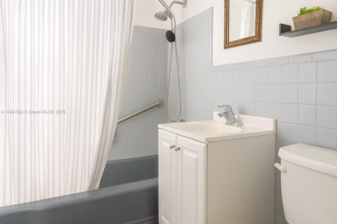 Condominio en venta en Miami Shores, Florida, 2 dormitorios, 79.99 m2 № 1952246 - foto 18