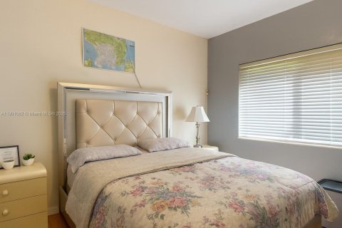 Condominio en venta en Miami Shores, Florida, 2 dormitorios, 79.99 m2 № 1952246 - foto 17