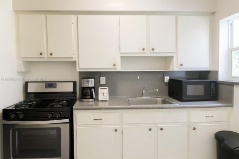 Condominio en venta en Miami Shores, Florida, 2 dormitorios, 79.99 m2 № 1952246 - foto 11