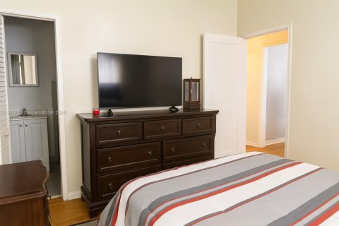 Condominio en venta en Miami Shores, Florida, 2 dormitorios, 79.99 m2 № 1952246 - foto 14