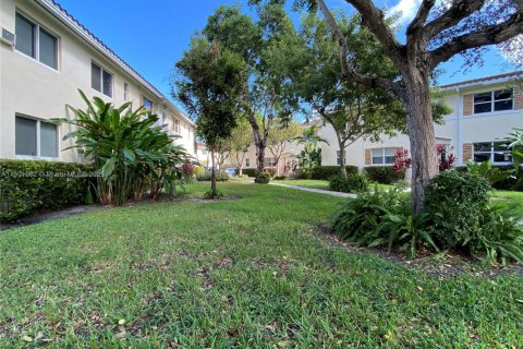 Condominio en venta en Miami Shores, Florida, 2 dormitorios, 79.99 m2 № 1952246 - foto 4
