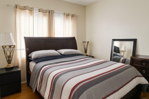 Condominio en venta en Miami Shores, Florida, 2 dormitorios, 79.99 m2 № 1952246 - foto 13