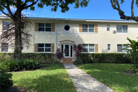 Condominio en venta en Miami Shores, Florida, 2 dormitorios, 79.99 m2 № 1952246 - foto 1