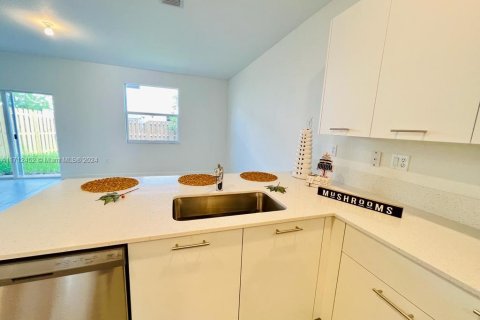 Townhouse in Miami, Florida 4 bedrooms, 169.83 sq.m. № 1963343 - photo 6