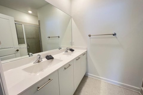 Townhouse in Miami, Florida 4 bedrooms, 169.83 sq.m. № 1963343 - photo 27