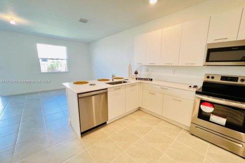 Townhouse in Miami, Florida 4 bedrooms, 169.83 sq.m. № 1963343 - photo 4