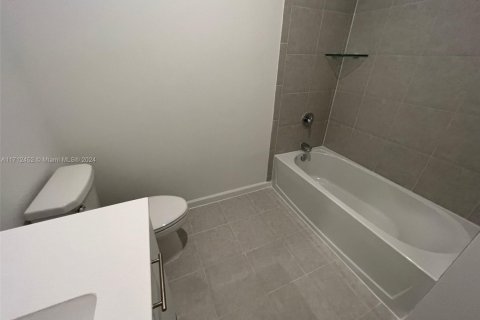 Townhouse in Miami, Florida 4 bedrooms, 169.83 sq.m. № 1963343 - photo 28