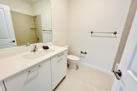 Townhouse in Miami, Florida 4 bedrooms, 169.83 sq.m. № 1963343 - photo 26