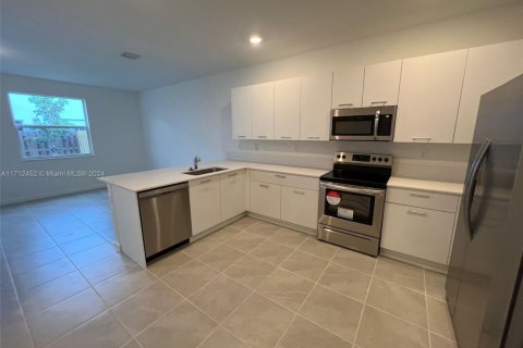 Townhouse in Miami, Florida 4 bedrooms, 169.83 sq.m. № 1963343 - photo 9