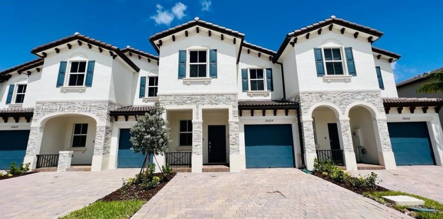 Townhouse in Miami, Florida 4 bedrooms, 169.83 sq.m. № 1963343