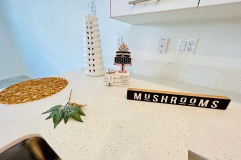 Townhouse in Miami, Florida 4 bedrooms, 169.83 sq.m. № 1963343 - photo 7