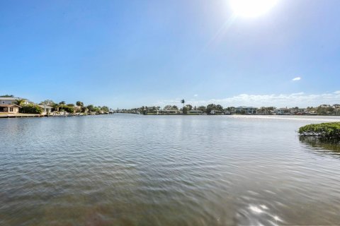 House in North Palm Beach, Florida 6 bedrooms, 690.64 sq.m. № 1007607 - photo 1