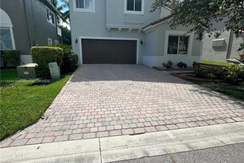 Villa ou maison à vendre à Coral Springs, Floride: 3 chambres, 176.42 m2 № 1898285 - photo 2