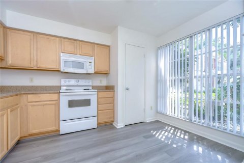Touwnhouse à louer à Tampa, Floride: 2 chambres, 113.62 m2 № 2204678 - photo 6