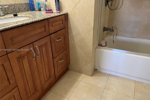 Condo in North Miami Beach, Florida, 2 bedrooms  № 2081283 - photo 9