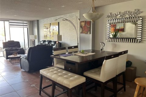 Condo in North Miami Beach, Florida, 2 bedrooms  № 2081283 - photo 11