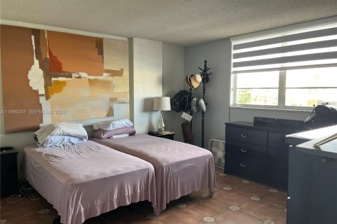Condo in North Miami Beach, Florida, 2 bedrooms  № 2081283 - photo 13