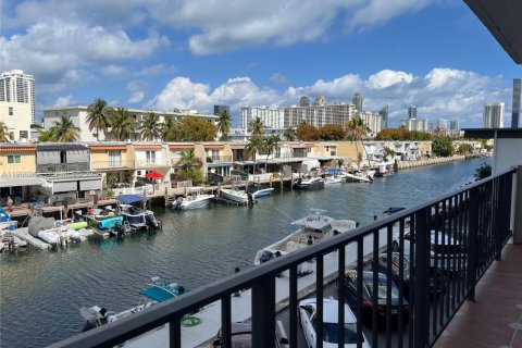 Condo in North Miami Beach, Florida, 2 bedrooms  № 2081283