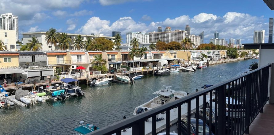 Condo in North Miami Beach, Florida, 2 bedrooms  № 2081283