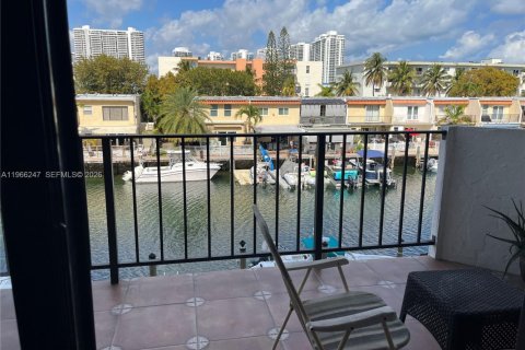 Condo in North Miami Beach, Florida, 2 bedrooms  № 2081283 - photo 3