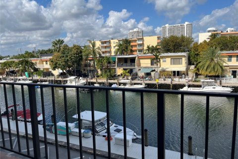 Condo in North Miami Beach, Florida, 2 bedrooms  № 2081283 - photo 4
