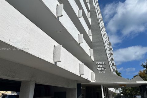 Condo in North Miami Beach, Florida, 2 bedrooms  № 2081283 - photo 7