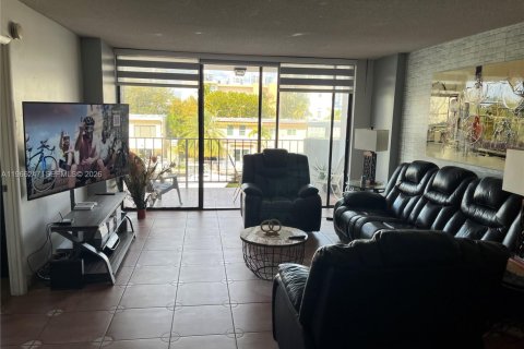 Condo in North Miami Beach, Florida, 2 bedrooms  № 2081283 - photo 12