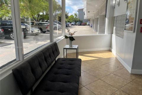 Condo in North Miami Beach, Florida, 2 bedrooms  № 2081283 - photo 2