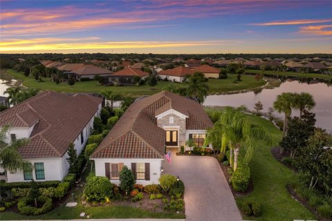 House in Lakewood Ranch, Florida 3 bedrooms, 236.99 sq.m. № 2418480 - photo 2
