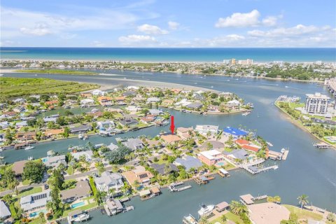 House in New Smyrna Beach, Florida 3 bedrooms, 244.52 sq.m. № 1733042 - photo 6