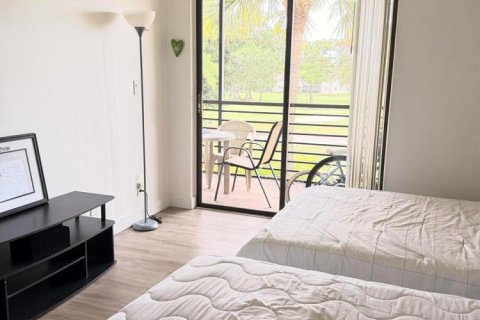 Condo in Tamarac, Florida, 2 bedrooms  № 2171481 - photo 13