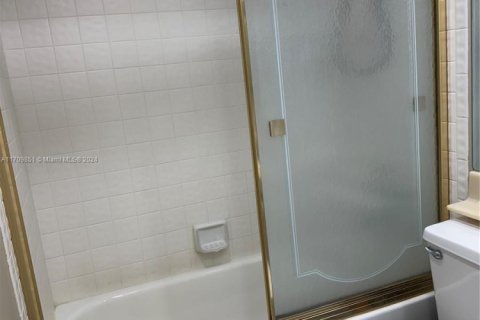 Купить кондоминиум в Пемброк-Пайнс, Флорида 2 спальни, 125.51м2, № 2034981 - фото 30