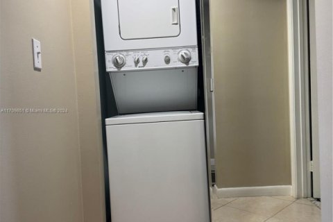 Купить кондоминиум в Пемброк-Пайнс, Флорида 2 спальни, 125.51м2, № 2034981 - фото 23