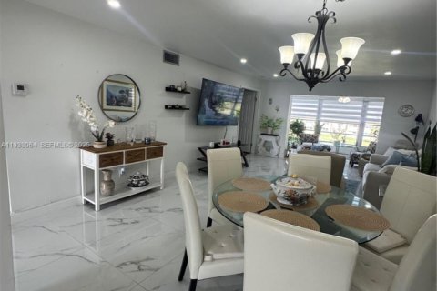 Copropriété à vendre à Sunrise, Floride: 2 chambres, 95.22 m2 № 1992490 - photo 11