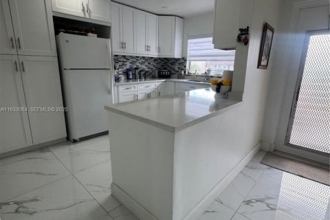 Copropriété à vendre à Sunrise, Floride: 2 chambres, 95.22 m2 № 1992490 - photo 3