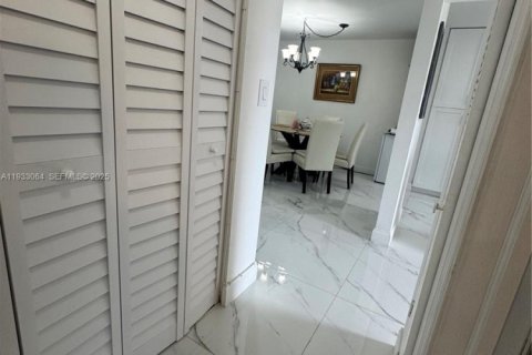 Copropriété à vendre à Sunrise, Floride: 2 chambres, 95.22 m2 № 1992490 - photo 9