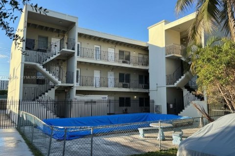 Commercial property in Miami, Florida № 2076757