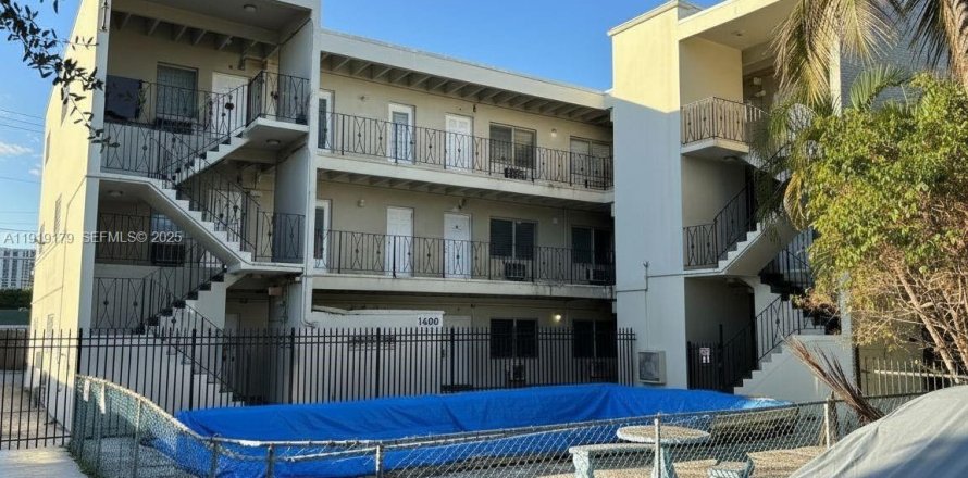Commercial property in Miami, Florida № 2076757