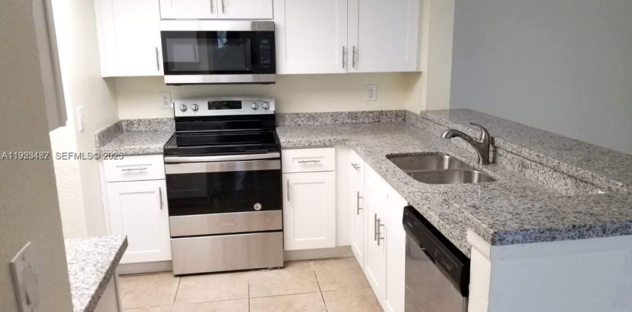 Condominio en Coral Springs, Florida, 2 dormitorios № 2034685