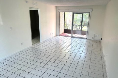 Condo in Tampa, Florida, 1 bedroom  № 1803177 - photo 1