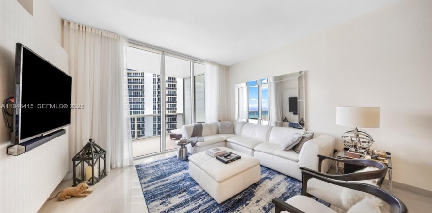 Condo in Sunny Isles Beach, Florida, 3 bedrooms  № 2001826