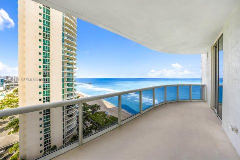 Condo in Sunny Isles Beach, Florida, 3 bedrooms  № 2001826 - photo 25